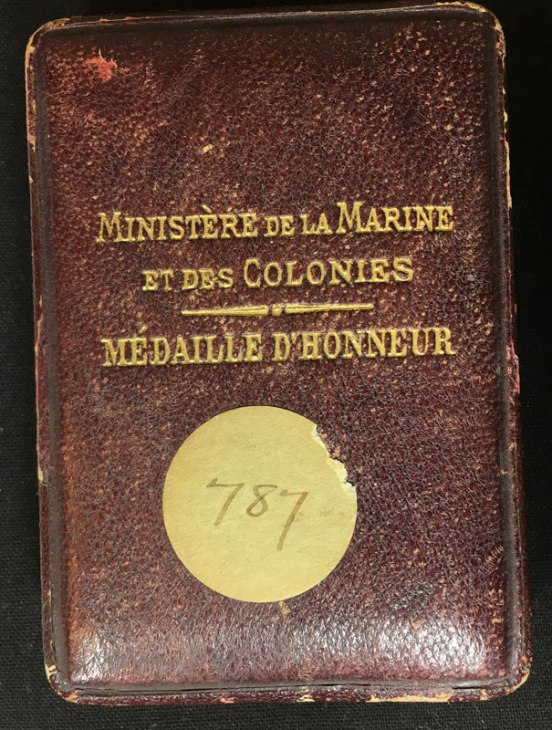 coll_dem_697b